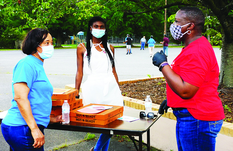 Simpson-Gillespie Members wait for students to get pizzas